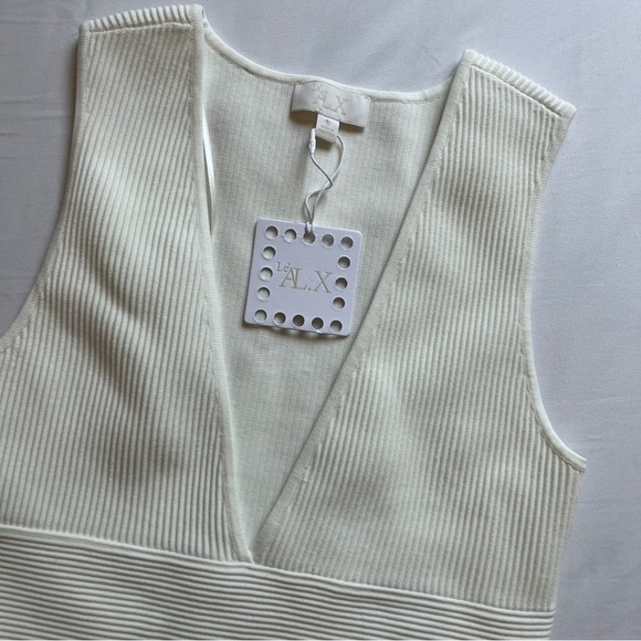 NWT LE’ AL.X ivory cream chunk knit v neck cropped tank top - Picture 2 of 4
